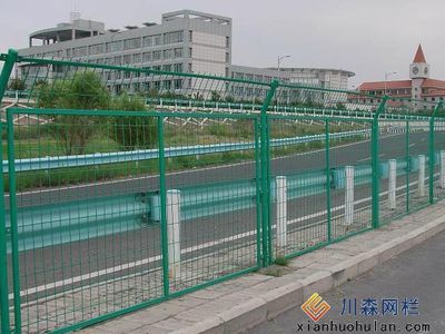 公路護欄網的用途與特點 金屬護欄的設計與應用